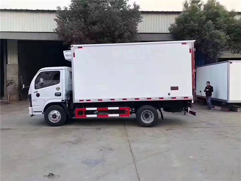 國六東風多利卡4米2冷藏車