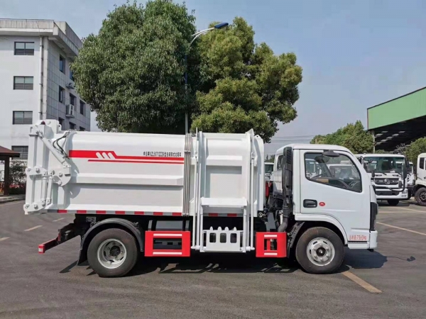 7立方多利卡D6掛桶垃圾車(chē)