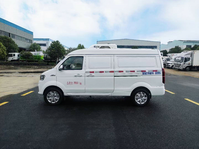 國(guó)六金杯新海獅面包型冷藏車